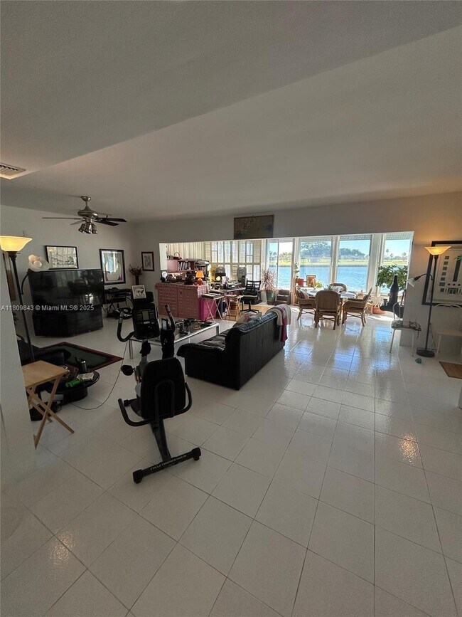 Building Photo - 9200 W Bay Harbor Dr