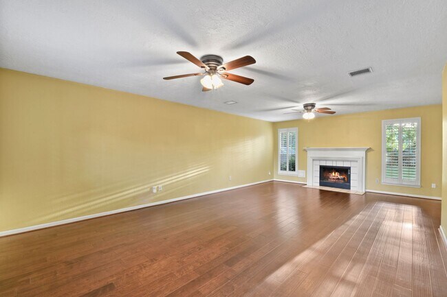 Building Photo - Freshly Painted Beauty with Spacious Outdo...