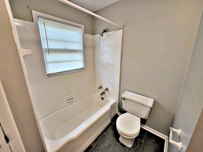 Building Photo - 2 Bedroom / 1 Bath Apartment