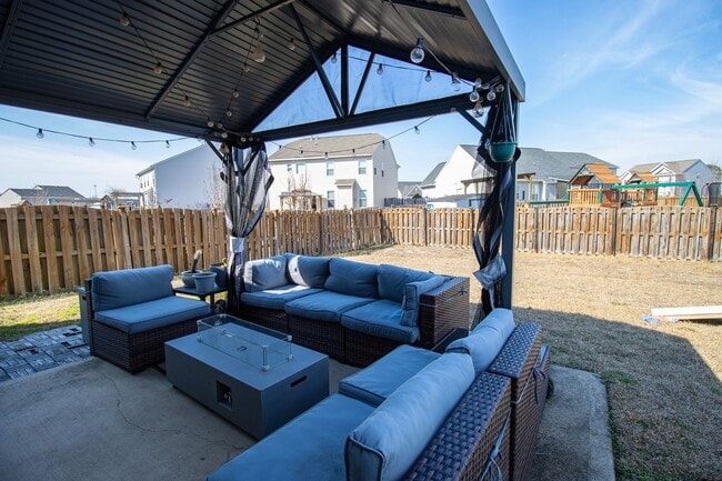 Building Photo - Beautiful 3-Bedroom Home in Burnside Farms – Furnishings Included & Fire Pit!