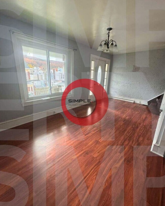 Building Photo - Great Location