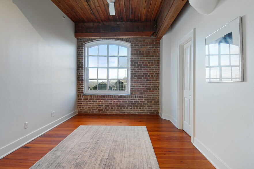 Building Photo - 1107 S Peters St