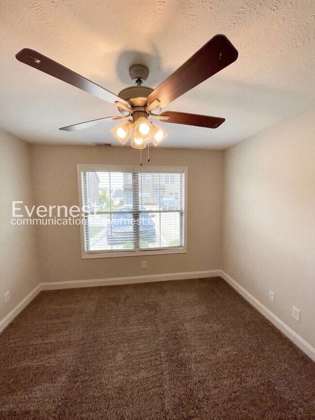 Building Photo - 3 Bed/3 Bath Townhome with Off-Street Parking / Pet-Friendly / Vouchers Accepted / Available Now!