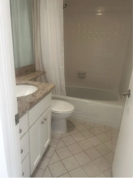 Guest Bath - 4452 W Kling St
