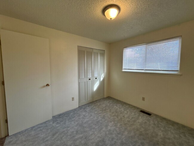 Building Photo - 3 Bedroom / 1 Bathroom home in Metolius