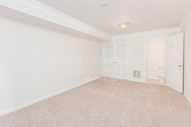 Building Photo - 9875 Dochart Sound Ln