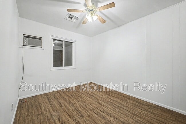 Building Photo - 560 S Grand Dr