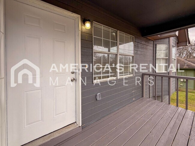 Building Photo - Updated Three Bedroom Two Bath Rental!