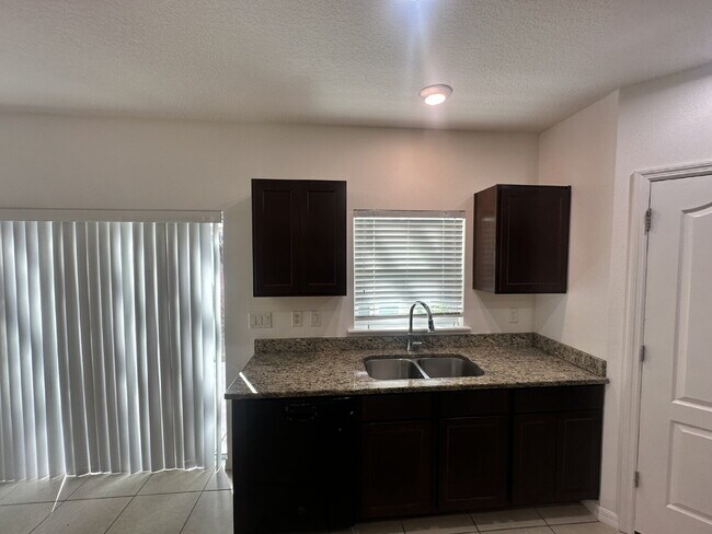 Building Photo - "Beautifully Maintained 3-Bed Townhouse with 2.5 Baths in Lakeland - Spacious 1,676 Sq. Ft.!"