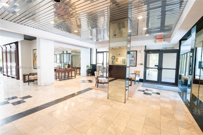 Building Photo - 1021 Hillsboro Mile Unit 204