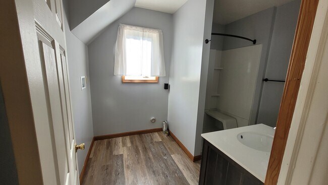 Building Photo - 351 Short St