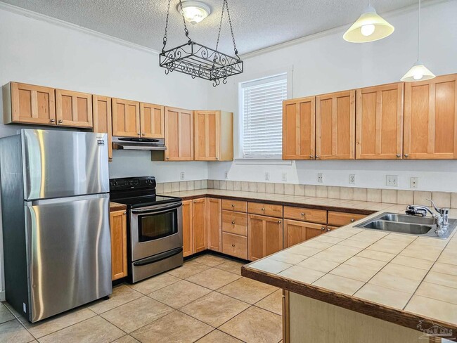 Building Photo - 919 E La Rua St