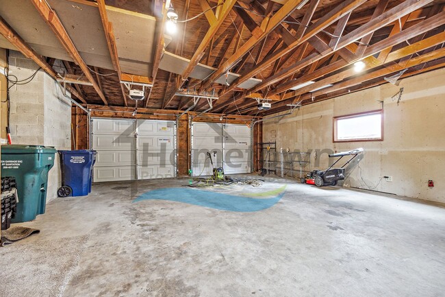 Building Photo - 5 Bedroom 3 Bathroom Home with Attached 2 ...