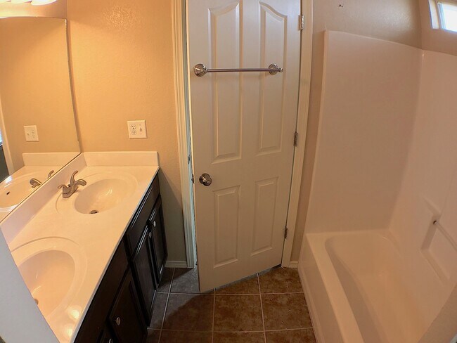 Building Photo - Northeast El Paso 4 Bed Refrig A/C