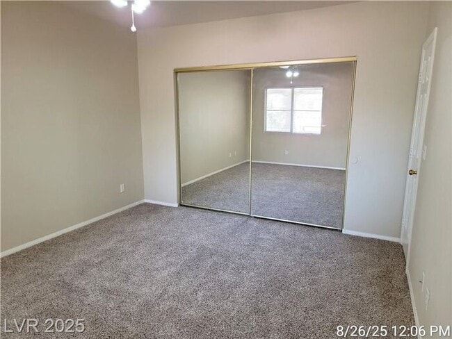 Building Photo - Bright Upstairs Unit with Vaulted Ceilings...