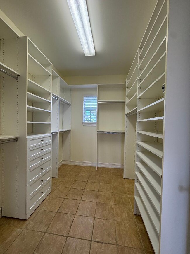 Building Photo - 304 W Mallory Cir