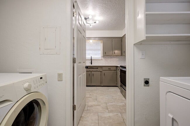 Building Photo - 1318 Glenwood St