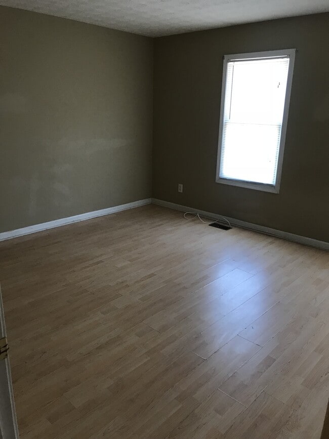 Building Photo - Cute and Adorable Renovated Townhome