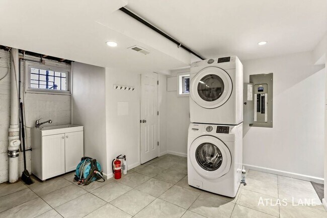 Building Photo - Professionally Managed  & Recently Renovat...