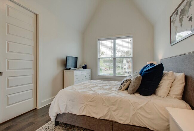 Building Photo - 700 James Ave