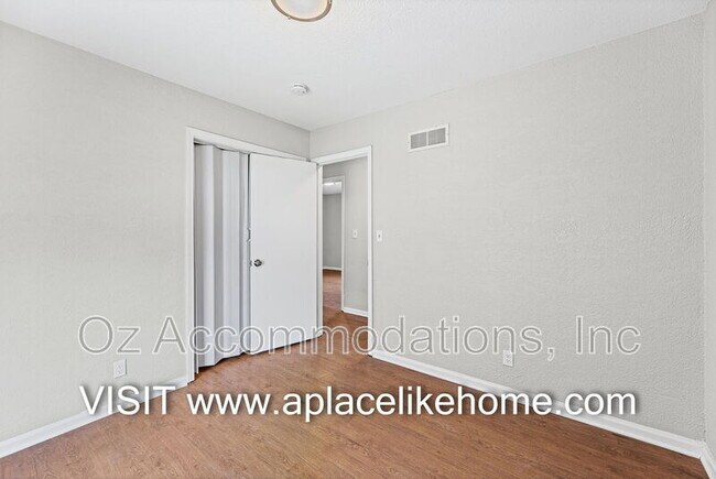 Building Photo - 1105 W Elm Terrace