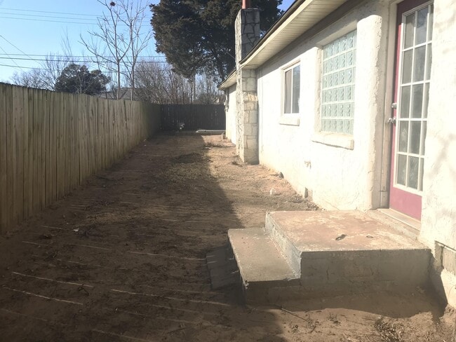 Building Photo - 223 E Independence St