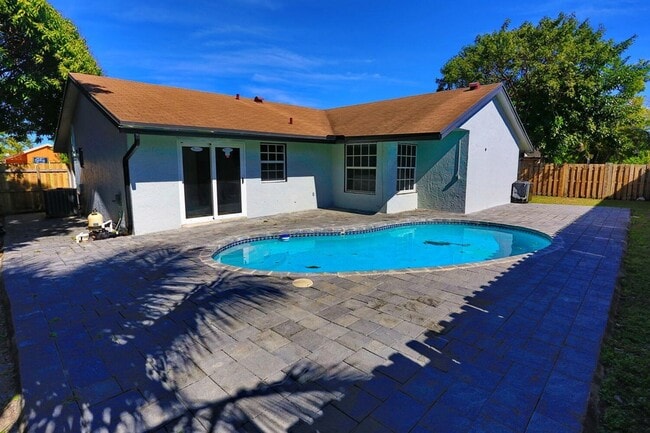 Building Photo - 8120 SW 4th Ct