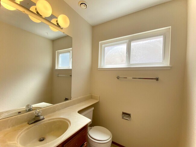 Building Photo - Spacious 4-bedroom home with Bonus Loft located in Union City! – Beautiful Backyard!