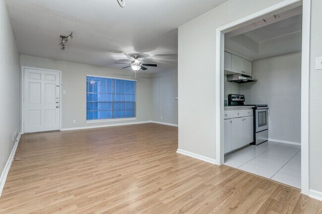 Building Photo - BEAUTIFUL ALAMO HEIGHTS CONDOMINIUM AT THE GEORGIAN