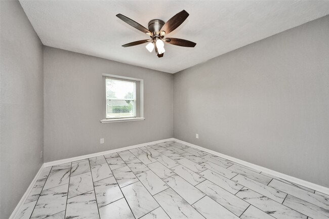 Building Photo - 15834 Fern Basin Dr