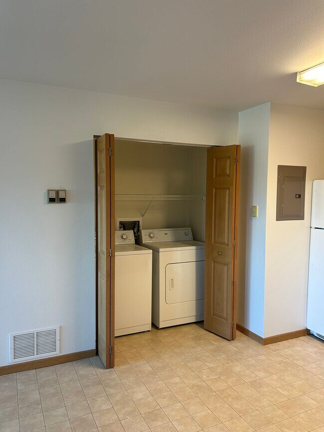 Building Photo - Great location, nice condo FRESH PAINT NOW AND NEW WINDOWS !