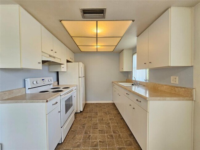Building Photo - 209 Northwest Jefferson Cir N