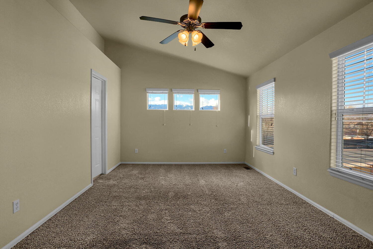 Building Photo - Open Concept Townhome in Excellent Conditi...