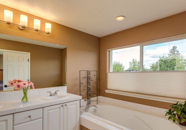 Building Photo - Beautiful Spacious Home!