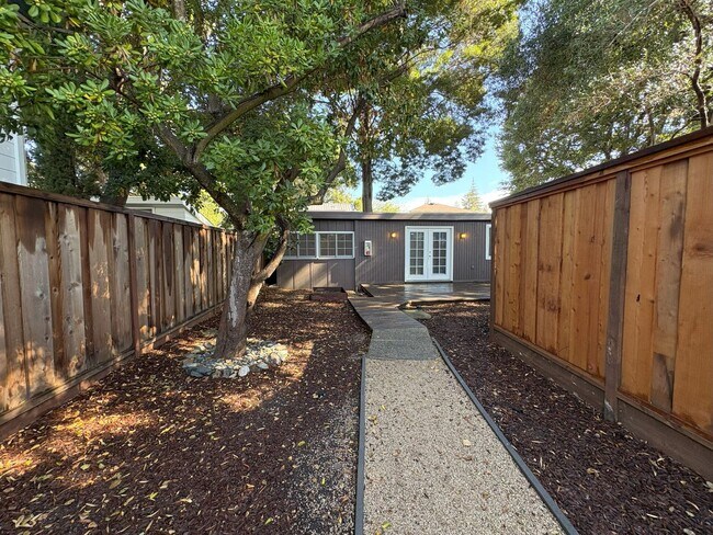 Building Photo - Charming 1BR Cottage with Private Patio