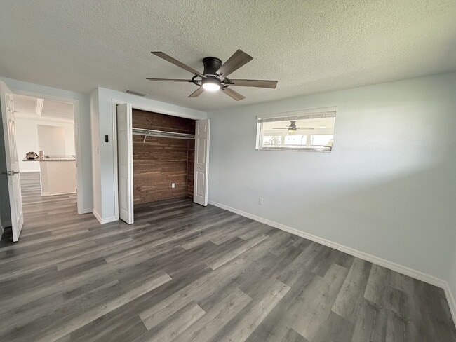 Building Photo - "Charming 2-Bed, 2-Bath Oasis with 1334 Sq Ft in New Port Richey!"