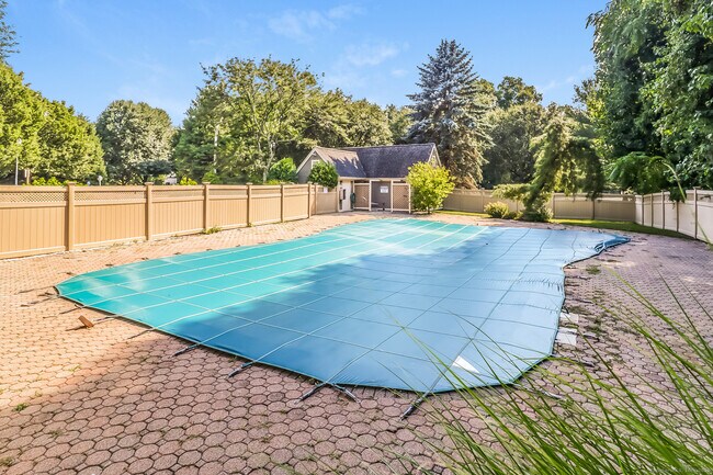 Building Photo - 613 Foxboro Dr