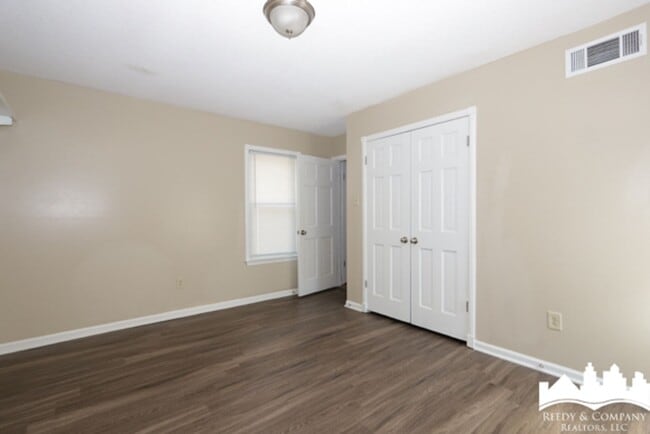 Building Photo - 5853 Fox Lair Ave