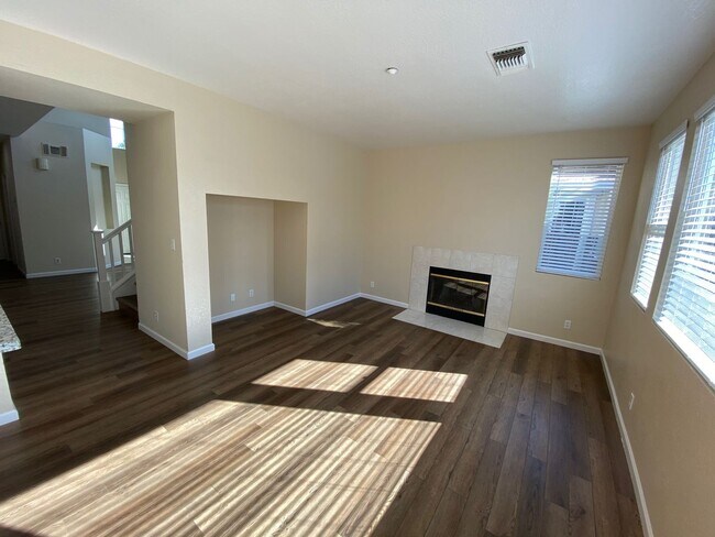 Building Photo - 4 Bed 3 Bath In Brentwood (Recently Updated)