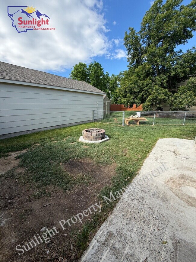 Building Photo - 2 Bed 1 Bath Single Family