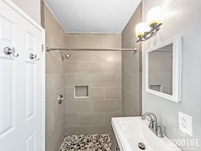 Building Photo - Beautiful 2BD/1BA W/ Large Backyard and Re...