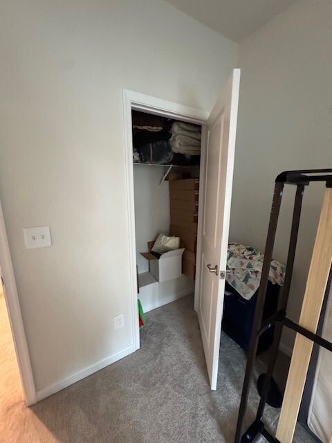 Building Photo - End unit 4 bedroom townhome!