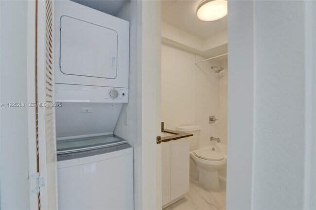 Building Photo - 2140 NE 56th St