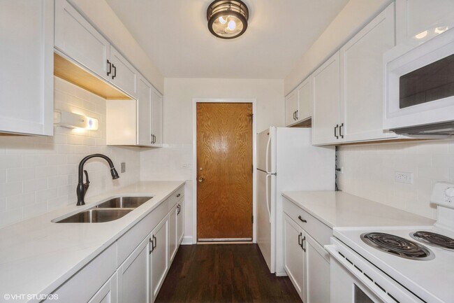 Building Photo - 5102 N Leonard Dr