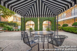 Building Photo - 8401 N New Braunfels Ave