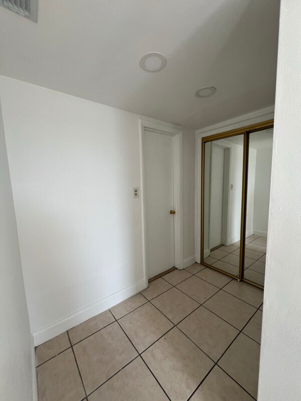 Building Photo - 1591 NE Miami Gardens Dr