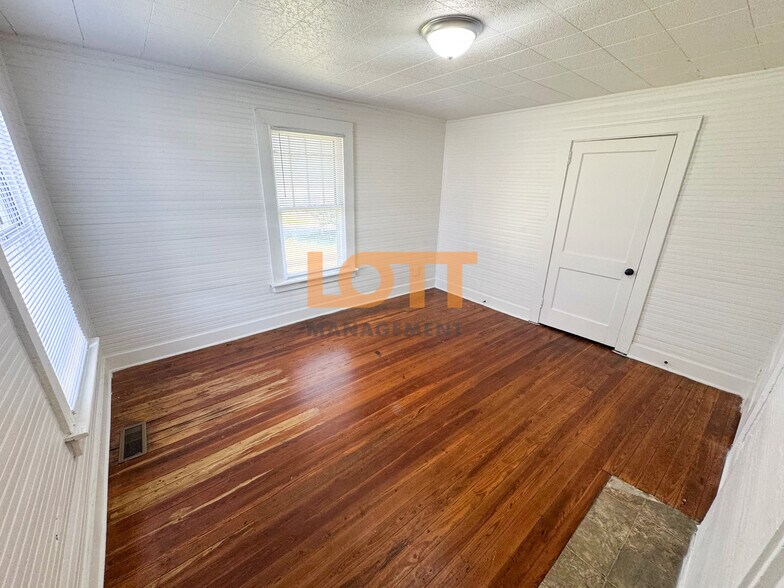 Building Photo - 24 Looper St