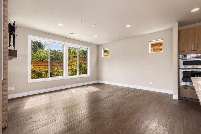 Building Photo - Beautiful Home in Kirkland with 2-Car Garage and Outdoor Patio!