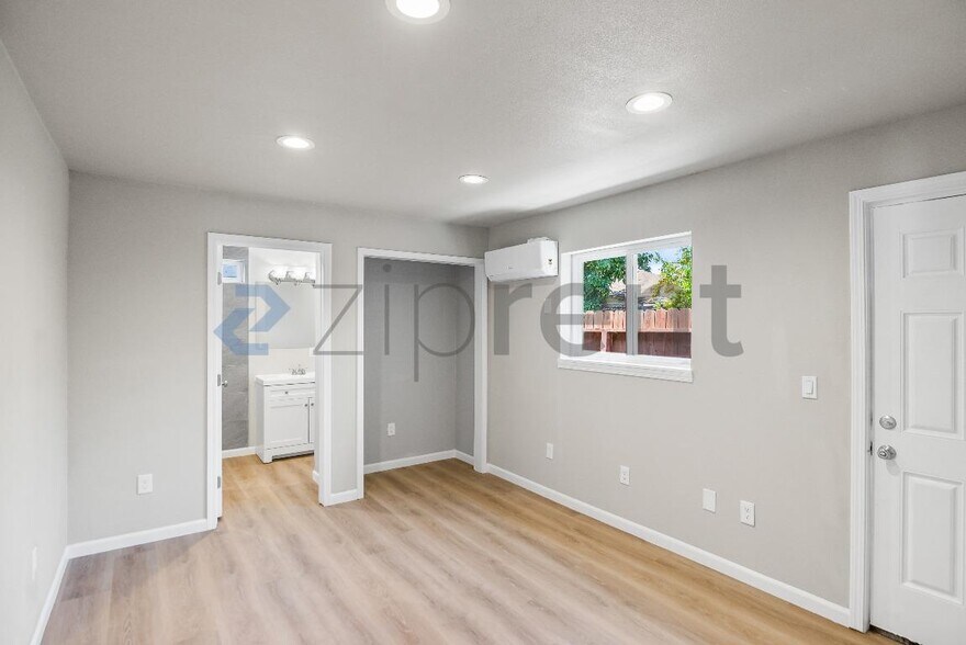 Building Photo - Unit
