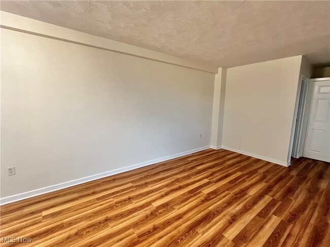 Building Photo - 11720 Edgewater Dr
